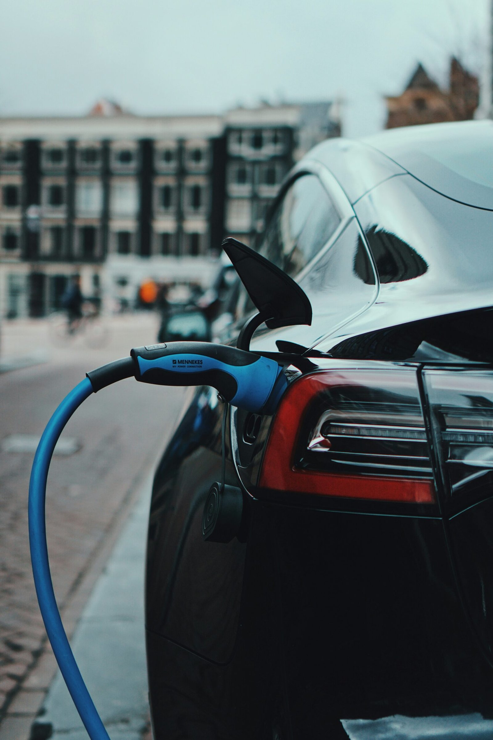 Electric Cars vs Hydrogen Cars: What’s the Future of Mobility?